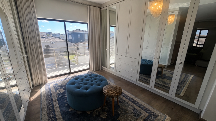 5 Bedroom Property for Sale in Sunningdale Western Cape